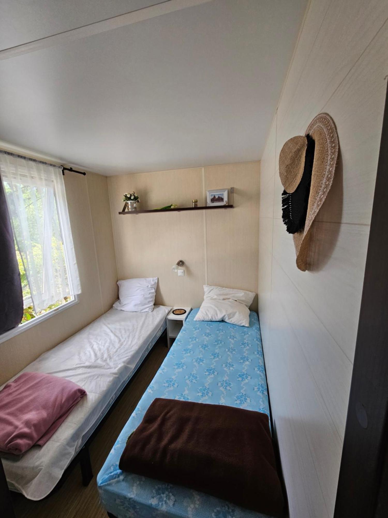Mobile-Home Hyeres Var Climatise Dans Camping Avec Piscine Jusqu'A 6 Personnes Kültér fotó